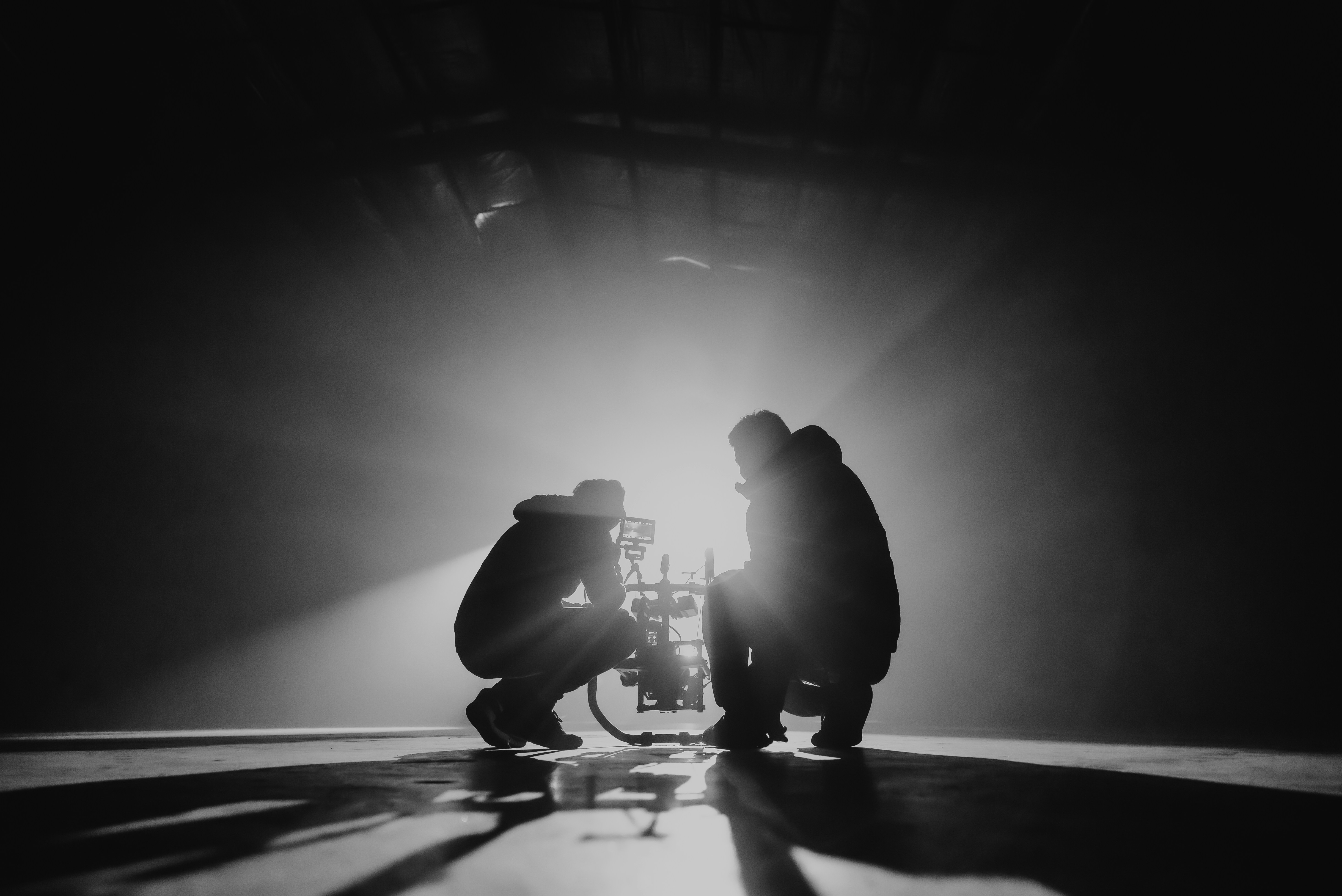 Equipo de rodaje trabajando en una producción audiovisual premium