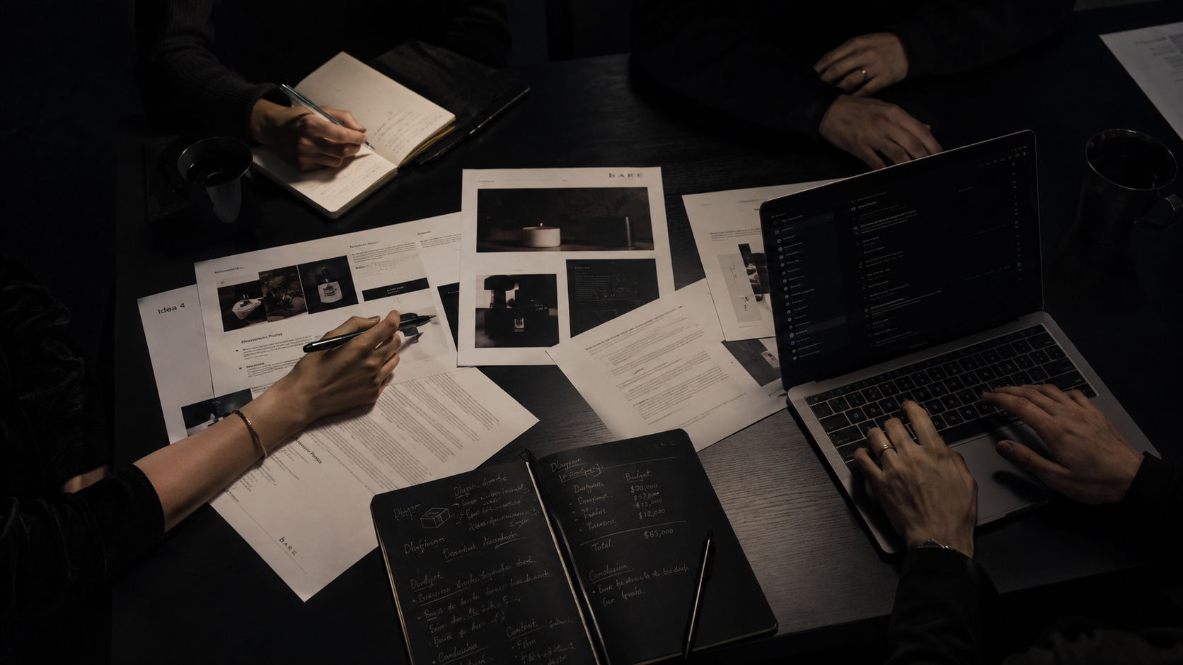 Equipo de Algo Studios revisando documentos y briefs en mesa de reuniones